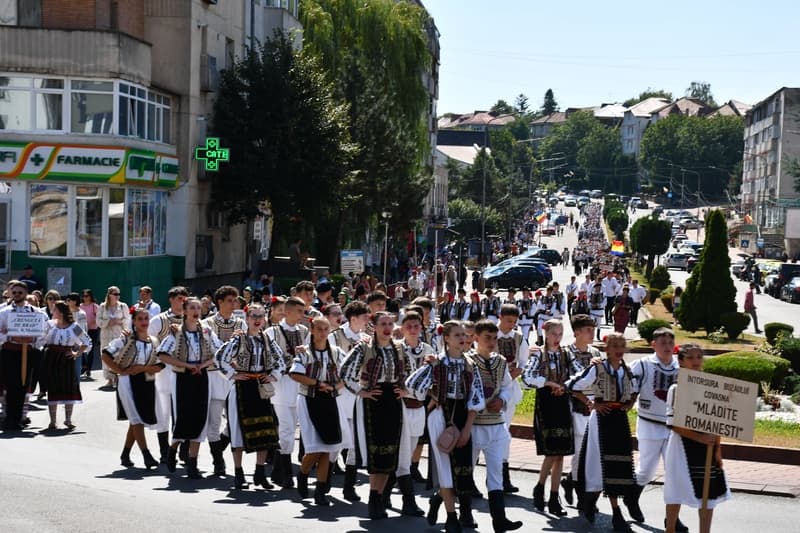 Parada portului popular din cadrul Festivalul „Mugurelul” 2026: Când tradiția prinde viață