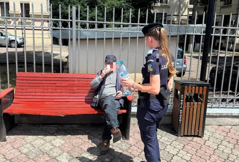 Bărbat în vârstă ajutat de jandarmi
