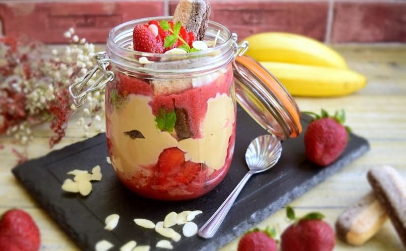 Desert la pahar cu căpșuni, cremă caramel cu banane și biscuiți