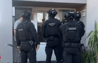 Arme ridicate de polițiști în cadrul unor percheziții la Dorohoi și Havârna