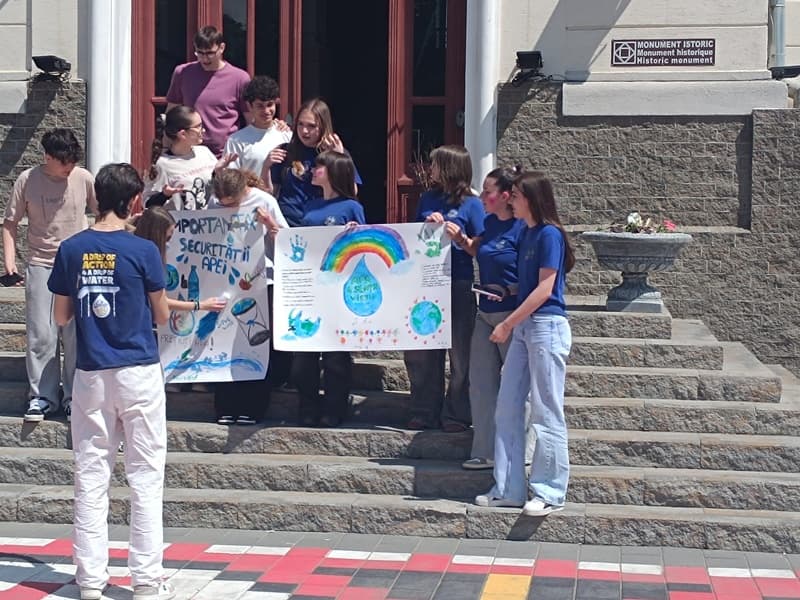 Elevi ai Școlii Gimnaziale „Mihail Kogălniceanu” din Dorohoi, mesageri ai sustenabilității în centrul orașului - FOTO
