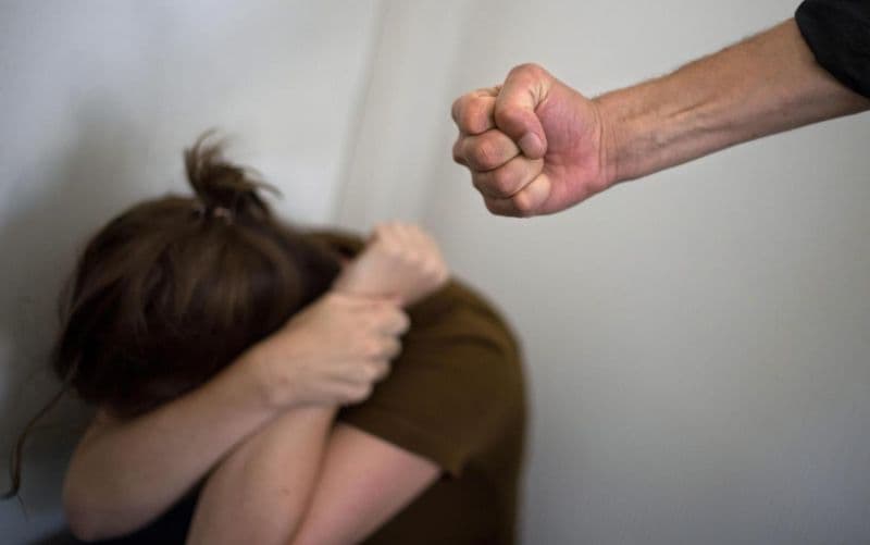 Bărbat reținut pentru violență în familie și tâlhărie