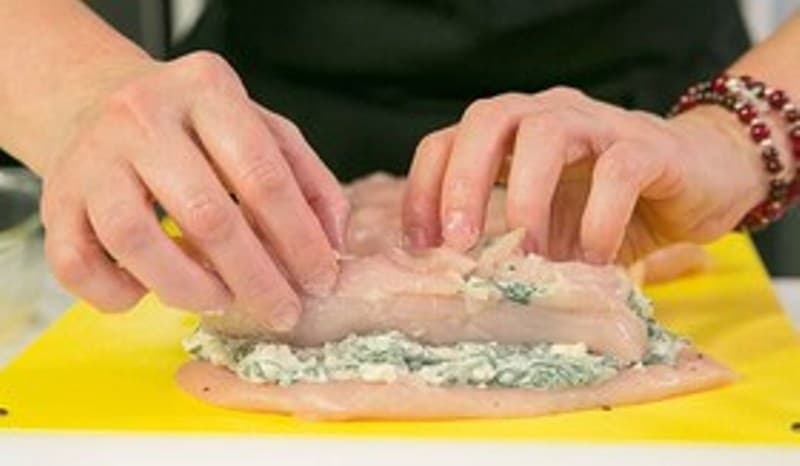 Ruladă din piept de pui cu spanac și brânzeturi