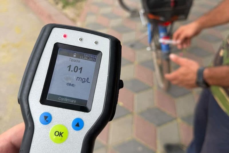 Reținut pentru conducere fără permis și conducere sub influența alcoolului