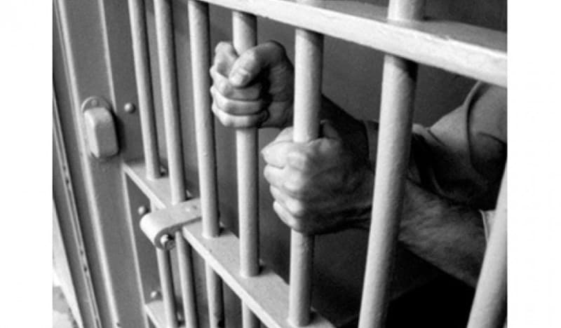 Doi tineri reținuți după ce au agresat un bărbat în fața unui local