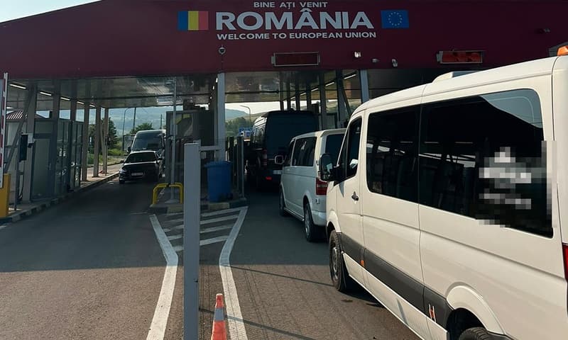 Transportul de documente false este infracțiune! Vezi ce au descoperit polițiștii de frontieră la PTF Racovăț
