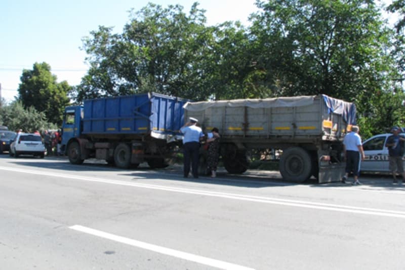 Acțiune a polițiștilor pentru combaterea ilegalităţilor în domeniul transportului de cereale. Peste 300 de persoane legitimate