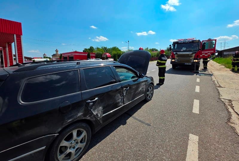 Doi tineri au ajuns la spital în urma unui accident produs la ieșirea din Dorohoi - FOTO
