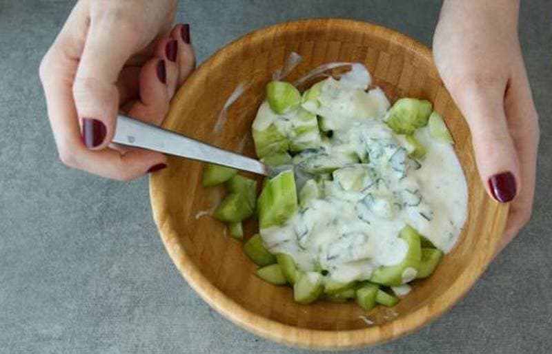 Salată de castraveți cu sos de iaurt