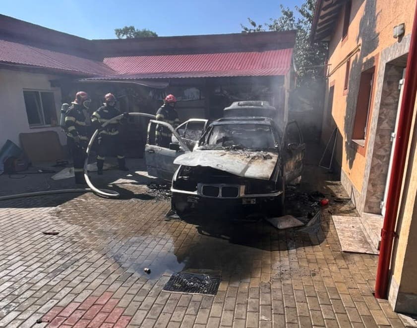 Mașină parcată într-o gospodărie din Dorohoi distrusă de flăcări. Un tânăr de 20 de ani a ajuns la spital