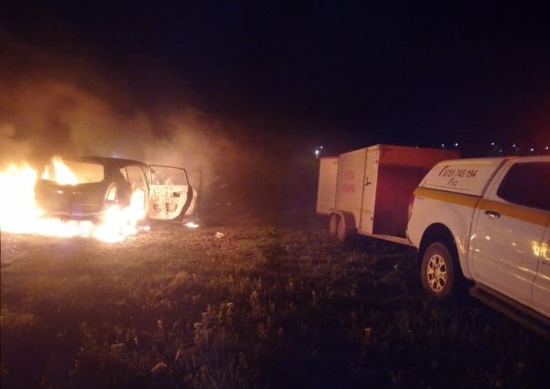 Mașină parcată în fața unei gospodării din Havârna cuprinsă de flăcări