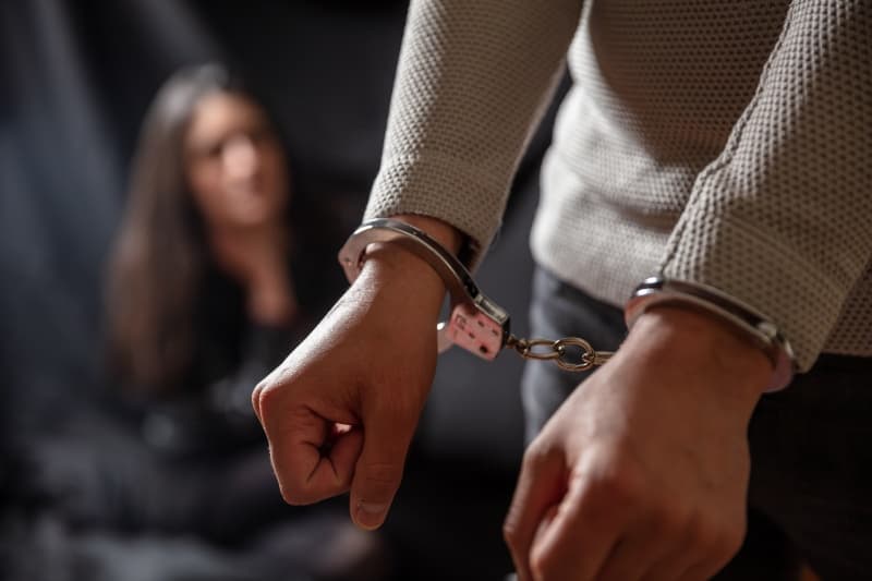 Reținut pentru violarea vieții private și ultraj contra bunelor moravuri