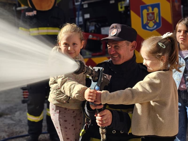 Pompierii, în mijlocul copiilor de la Grădinița cu Program Prelungit nr. 6 din Botoșani - FOTO