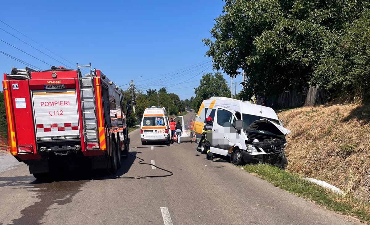Accident la Pădureni între un microbuz și un autoturism