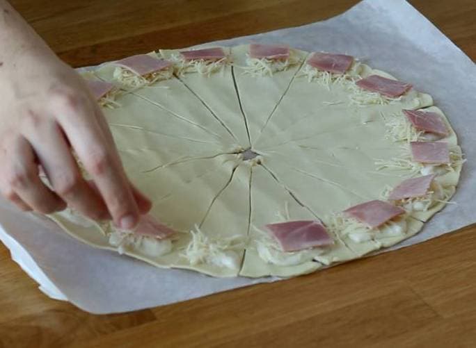 Croissante din foietaj cu șuncă și cașcaval