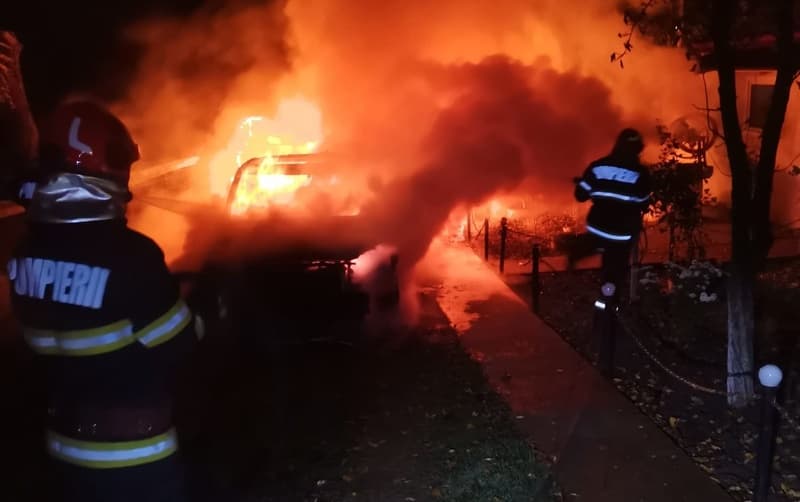 Două mașini parcate într-o gospodărie, distruse în urma unui incendiu