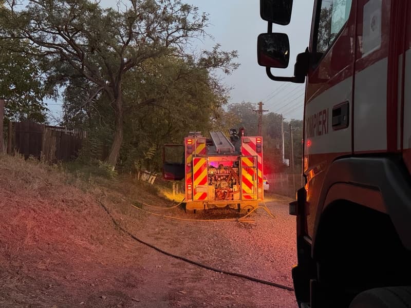 Casă cuprinsă de flăcări la Cristești. Vecinii au dat alarma