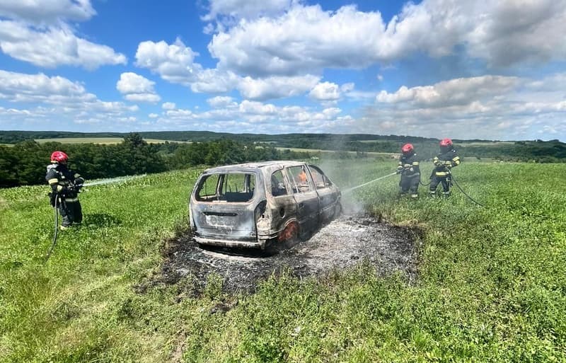 Mașină parcată pe un câmp din Dersca cuprinsă de flăcări