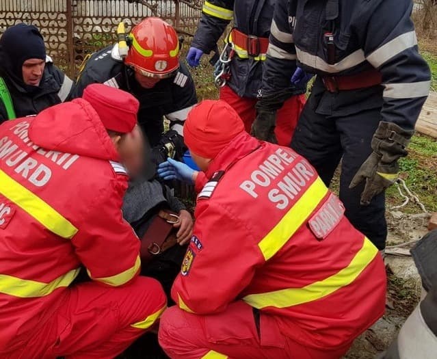Bărbat salvat de pompieri după ce a căzut într-o fântână de șapte metri