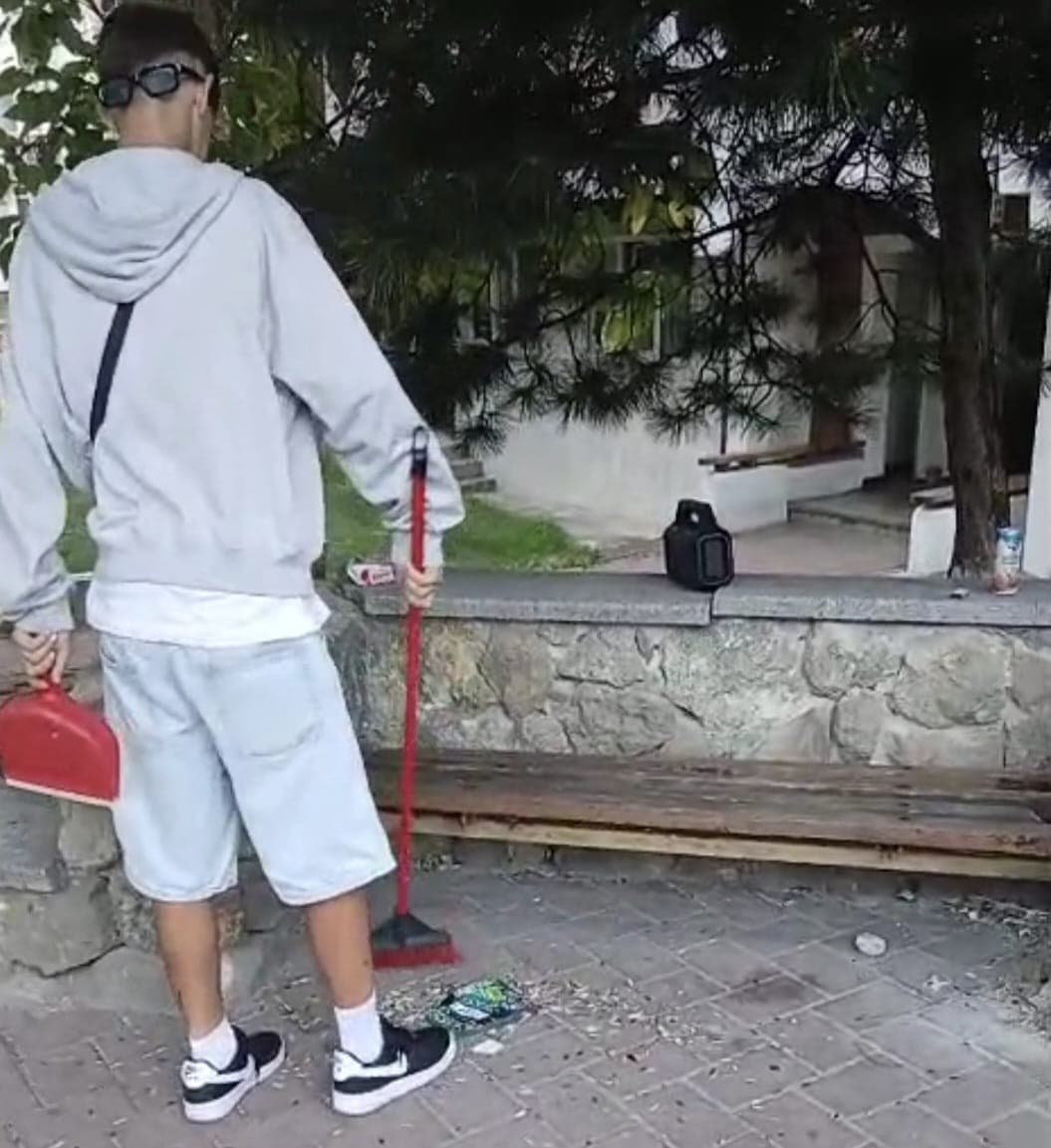 Tânăr pus să măture cojile de seminţe pe care le aruncase direct pe pavaj. Poliţia Locală Dorohoi: Respectul față de spațiul comun trebuie să fie o prioritate pentru fiecare dintre noi”
