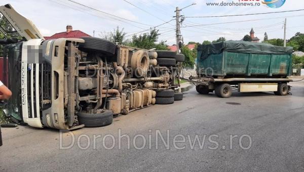 Accident la Dorohoi! Un camion care transporta deșeuri s-a răsturnat pe strada Luceafărul - FOTO
