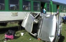 Mașina lovită în plin la Podeni de trenul personal Iași - Dorohoi