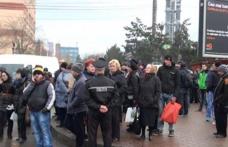 Revoltă la Bazarul Suceava: Comercianţi protestează în stradă. Sensul giratoriu din zonă a fost blocat