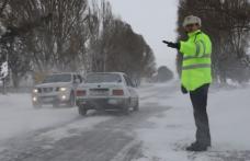 Ce poţi face iarna când nu ai lanţuri şi maşina rămâne împotmolită în zăpadă