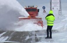 La Rânca, stratul de zăpadă are o jumătate de metru. Drumarii au ieşit cu utilajele de deszăpezire