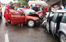 Accident grav. Nouă persoane rănite după ce două maşini s-au ciocnit - FOTO