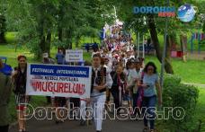 Tradiție, sunet și culoare la parada costumelor populare din cadrul Festivalului „Mugurelul” 2016 – VIDEO / FOTO