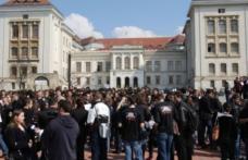 Zeci de studenţi de la UMF Iaşi, săltaţi de procurori şi duşi la audieri într-un dosar privind fraudarea examenelor