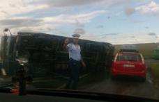 ACCIDENT! Un TIR care transporta frigidere pentru un hipermarket din Botoșani s-a răsturnat - FOTO