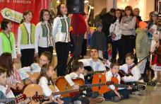 Grupurile Floare de Colţ şi Doro Folk din Dorohoi au colindat în Carrefour - FOTO