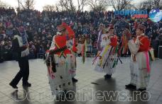 Datini, obiceiuri, muzică bună și foc de artificii la trecerea dintre ani la Pomîrla – VIDEO/FOTO