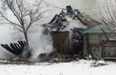 Locuinţă distrusă într-un incendiu. Proprietarul preluat de un echipaj SMURD după ce a făcut atac de panică