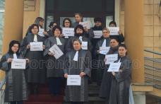 Protest spontan al personalului auxiliar la Judecătoria Dorohoi, în fața sediului instituției - FOTO