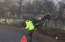 Accident cu cinci răniţi în Botoşani. O maşină cu șapte oameni suspendată într-un gard!