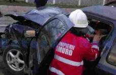 Accident grav la Dersca! Trei persoane rănite după ciocnirea a două mașini