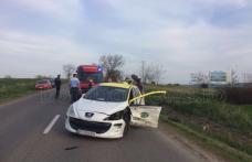 Grav accident rutier. O maşină a zburat peste un gard viu după un impact violent cu un alt autoturism - FOTO