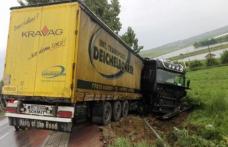 GRAV accident! TIR răsturnat la ieșirea din Botoșani - FOTO