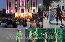 Zeci de dorohoieni au savurat spectacolele de succes „Peter Pan” și „Atenție, aterizăm!” - FOTO