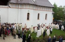 Biserica „Sfântul Prooroc Ilie” din Dealul Mare, a fost sfințită de Înaltpreasfinţitul Părinte Teofan - FOTO