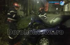 Mașină cuprinsă de flăcări într-o parcare din municipiul Dorohoi – VIDEO / FOTO