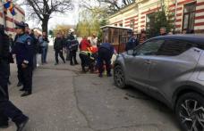 PLAN ROȘU de intervenție după ce directoarea unei școli a intrat cu mașina într-un grup de persoane din curtea școlii