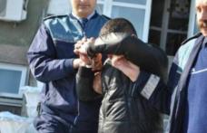 Un minor de 15 ani cercetat după ce a furat 17 mii de lei din biroul unui liceu