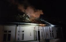 Casă rămasă fără acoperiș din cauza unui incendiu - FOTO