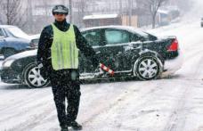 Conduceţi preventiv când circulaţi pe drumuri acoperite cu zăpadă sau polei