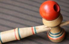 Ce este, de fapt, KENDAMA, jucăria care face furori în rândul copiilor. Atenţie, părinţi!