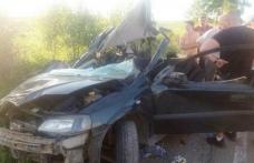 O tânără de 18 ani din Mihăileni a murit după ce maşina în care se afla a fost lovită de un autocar și aruncată într-un TIR